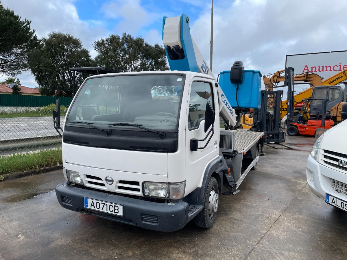 Nissan Cabstar Com Plataforma Elevatória — imagen 1