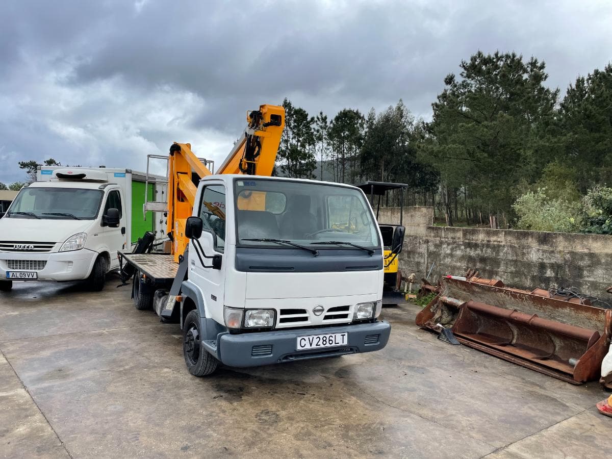 Nissan Cabstar Com Plataforma Elevatória — imagen 2