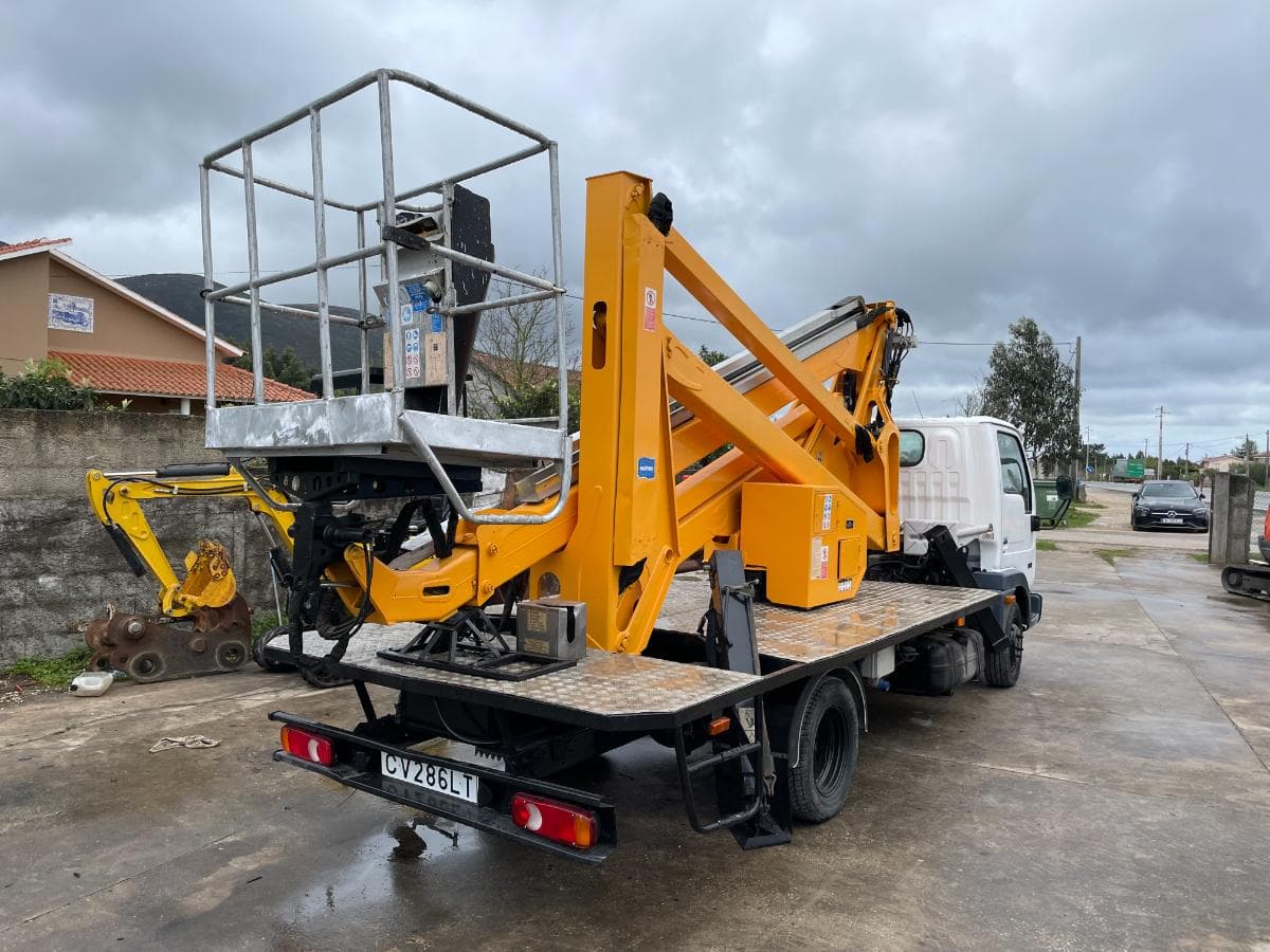 Nissan Cabstar Com Plataforma Elevatória — imagen 4