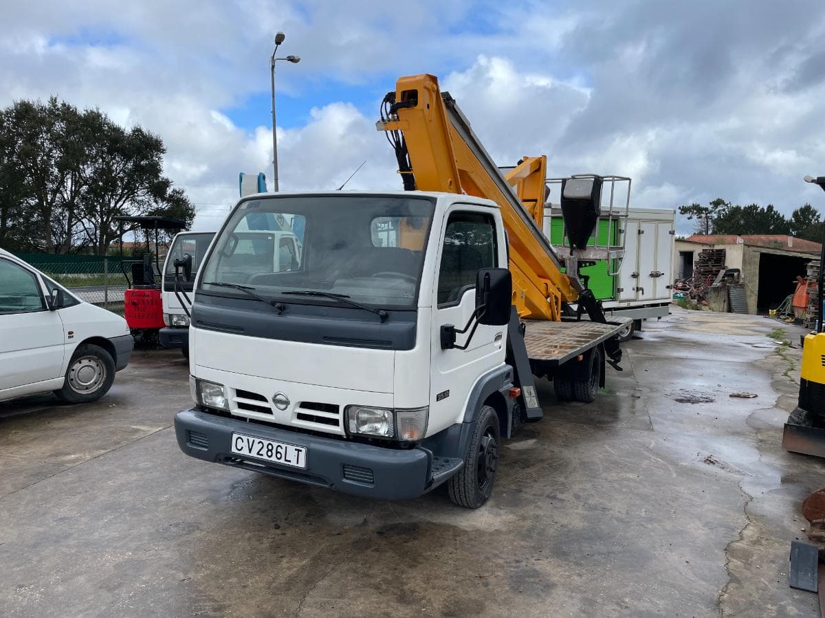 Nissan Cabstar Com Plataforma Elevatória — imagen 1