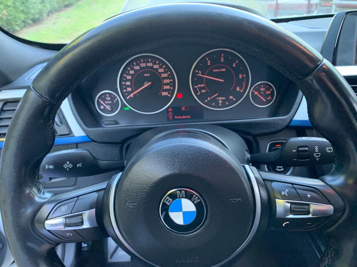 BMW 318D Touring · Ano 2014 — imagem 21