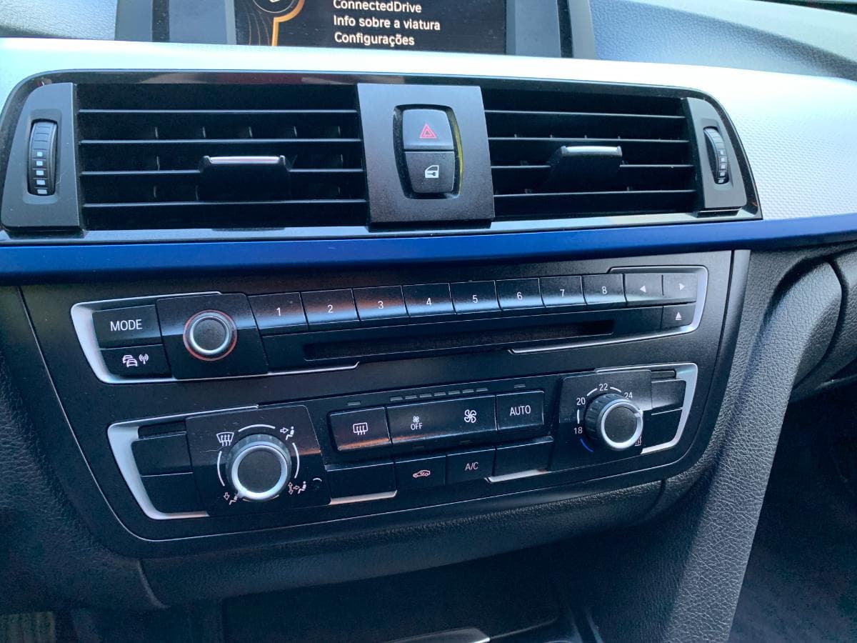 BMW 318D Touring · Ano 2014 — imagem 22
