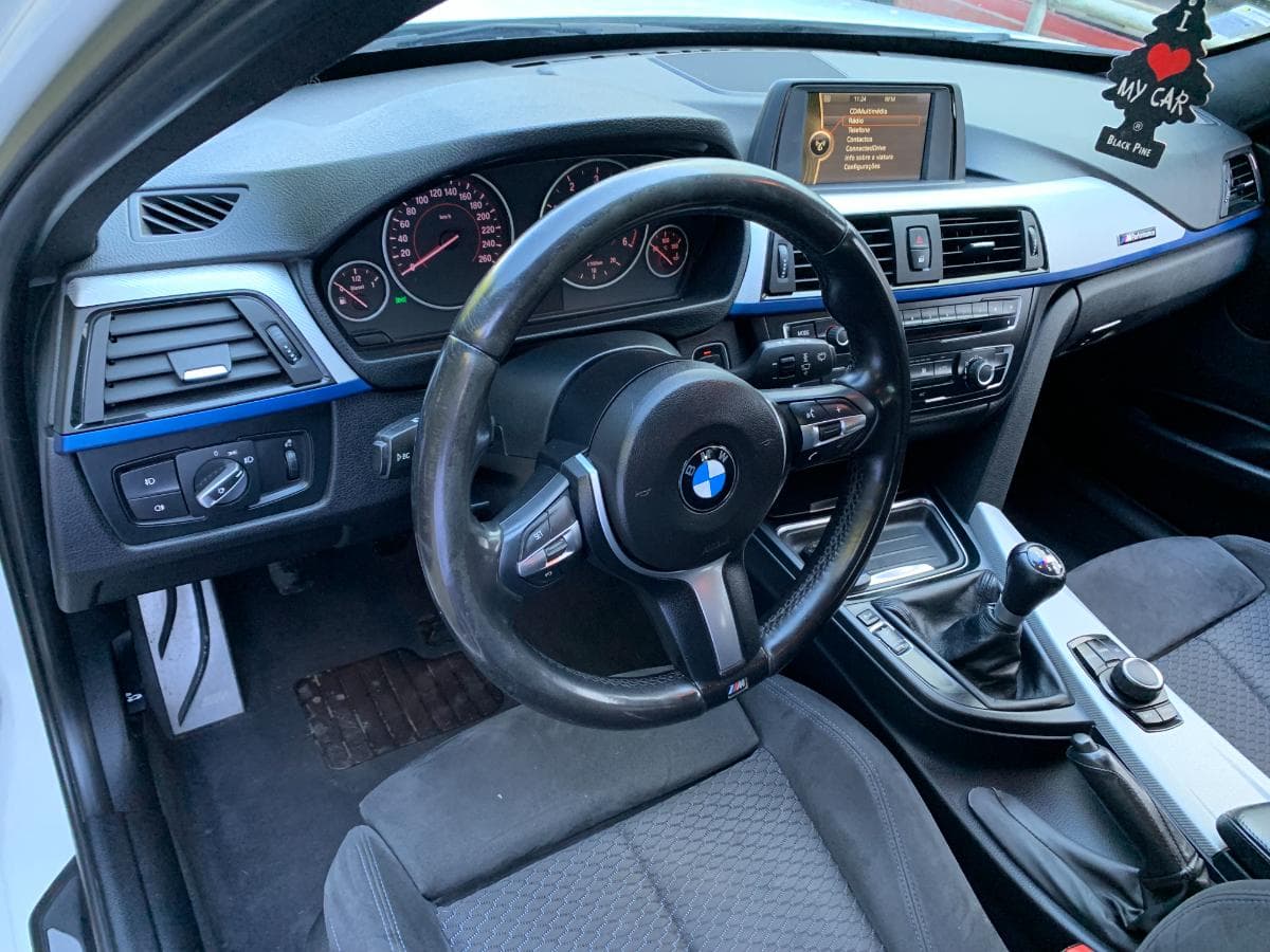 BMW 318D Touring · Ano 2014 — imagem 25