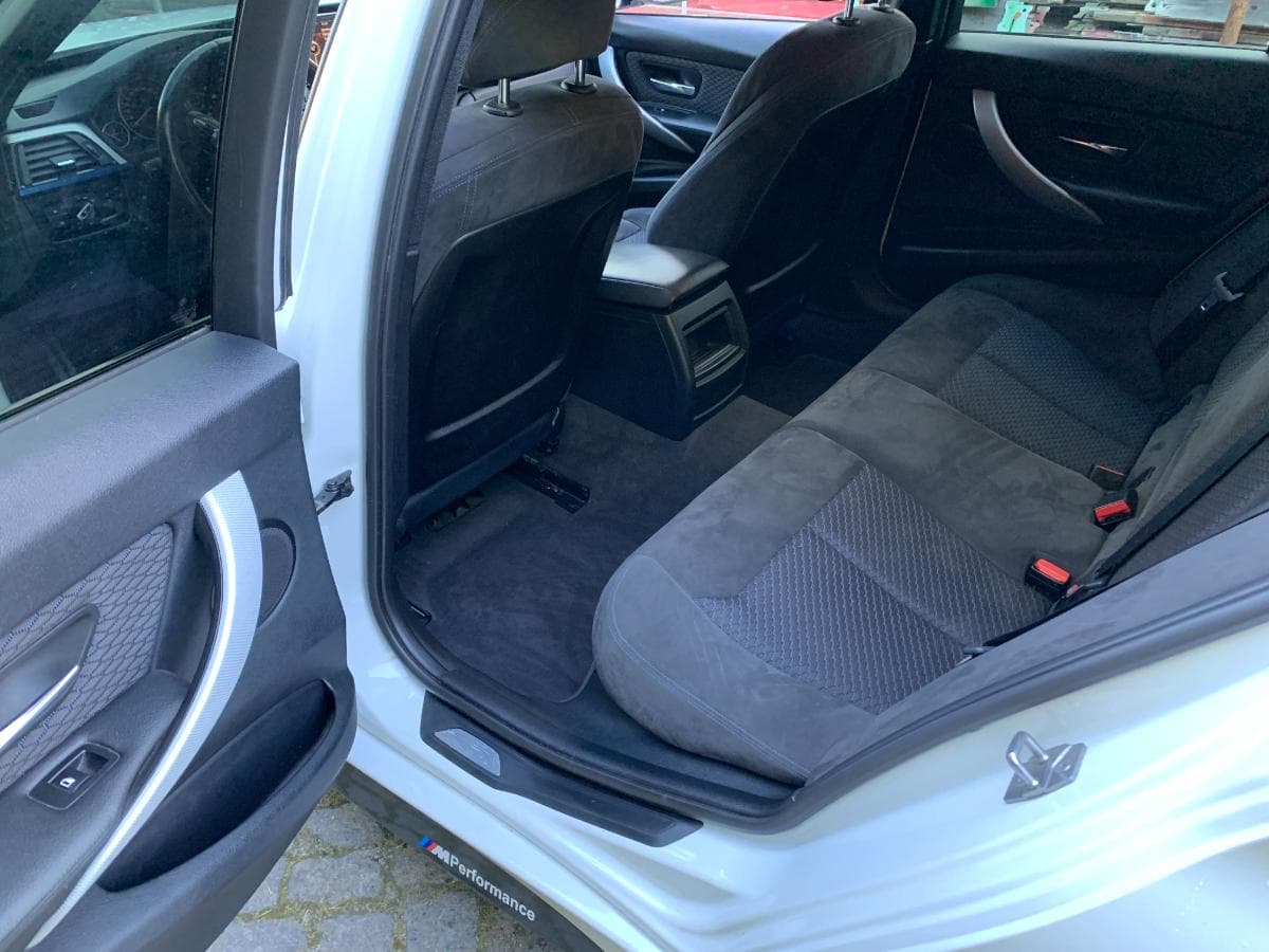 BMW 318D Touring · Ano 2014 — imagem 30