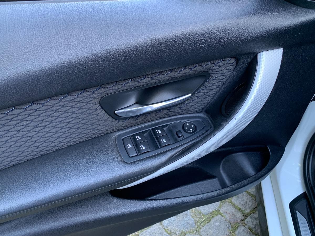 BMW 318D Touring · Ano 2014 — imagem 29