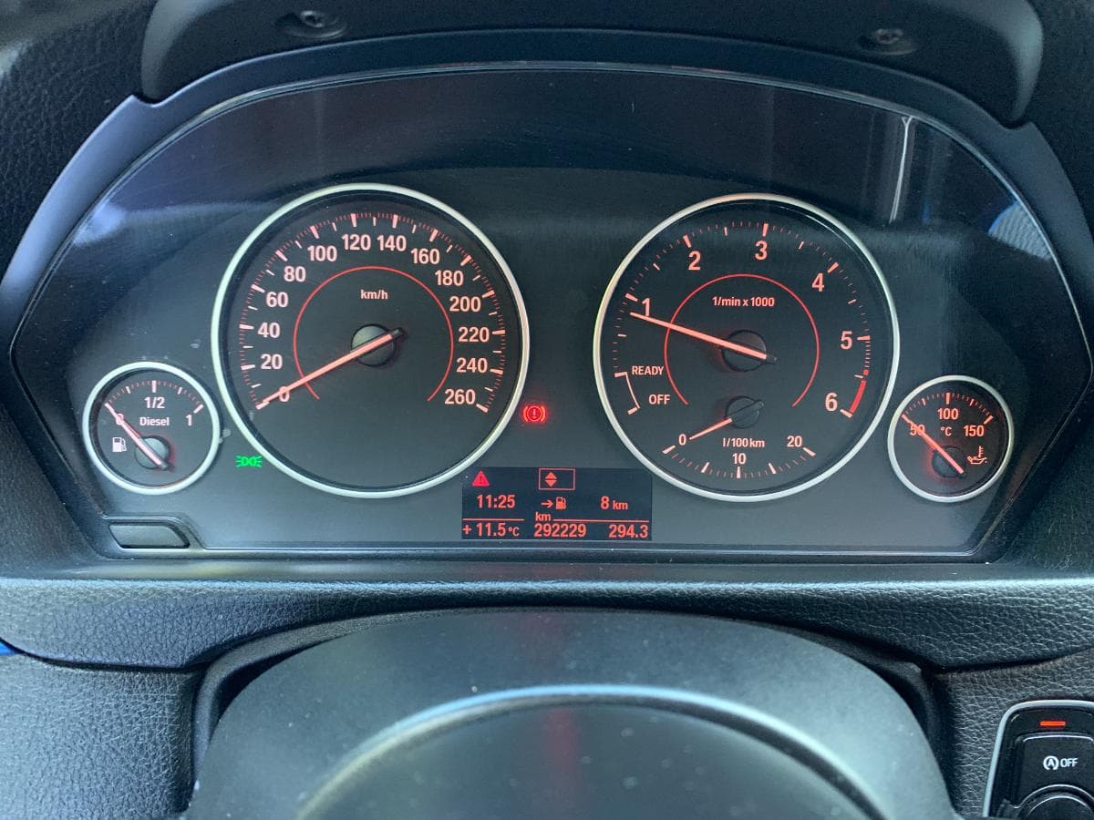 BMW 318D Touring · Ano 2014 — imagem 32