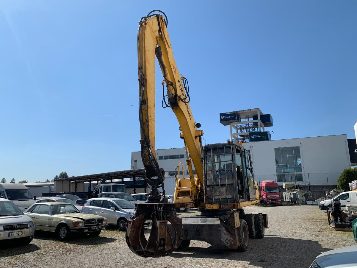 Giratória Furukawa W735LS Com Pinça Sucata — image 2