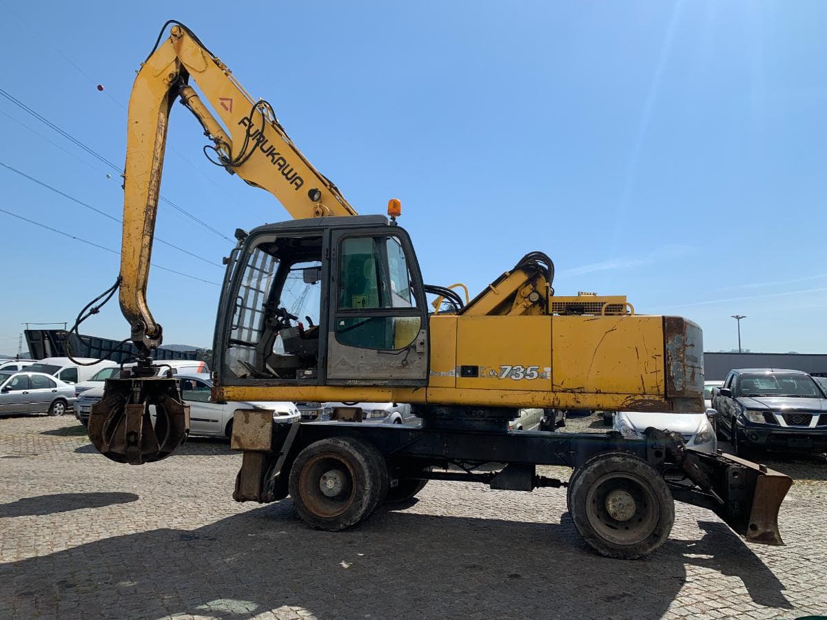 Giratória Furukawa W735LS Com Pinça Sucata — image 3