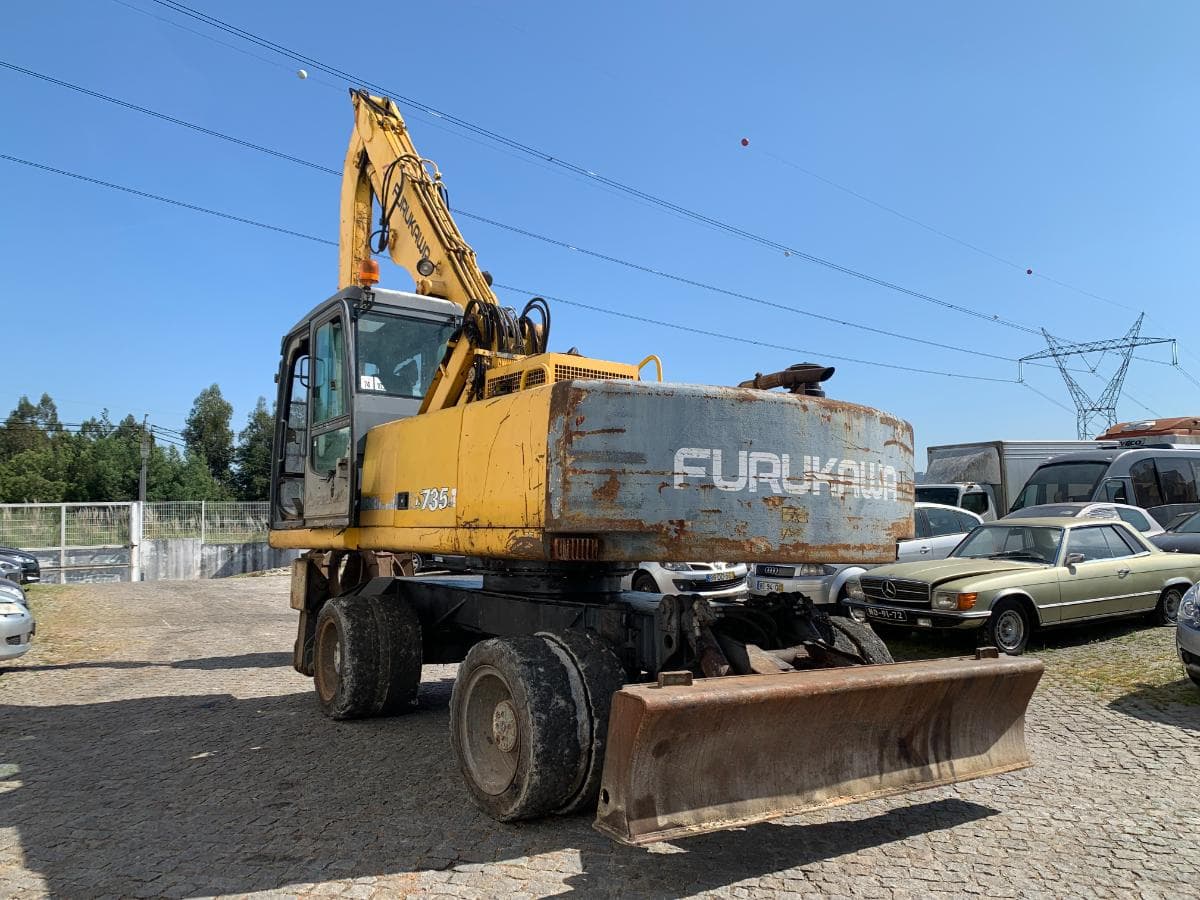 Giratória Furukawa W735LS Com Pinça Sucata — image 5