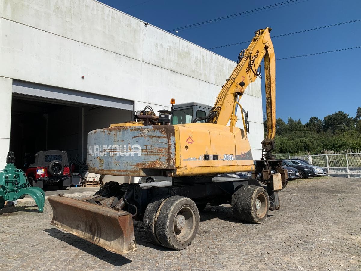 Giratória Furukawa W735LS Com Pinça Sucata — image 6