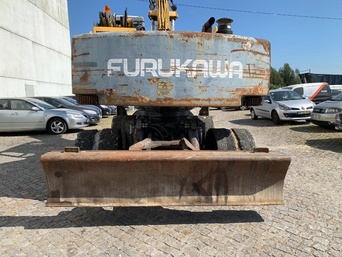 Giratória Furukawa W735LS Com Pinça Sucata — image 7