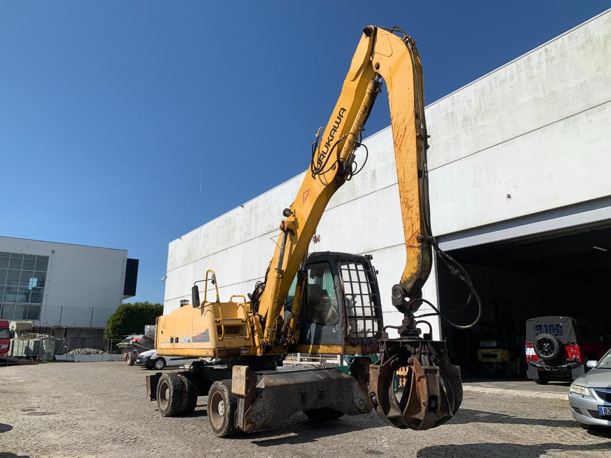 Giratória Furukawa W735LS Com Pinça Sucata — image 1