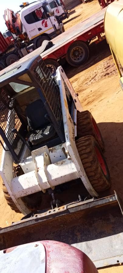 Bobcat S300 4X4 — image 6
