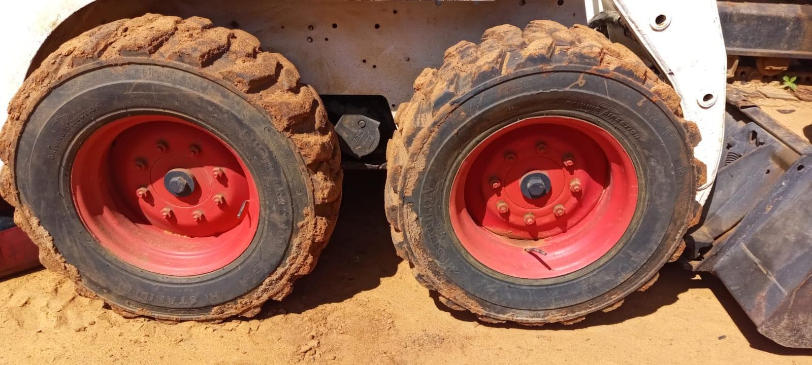 Bobcat S300 4X4 — image 10