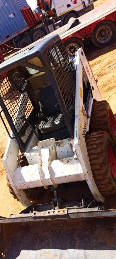 Bobcat S300 4X4 — image 13