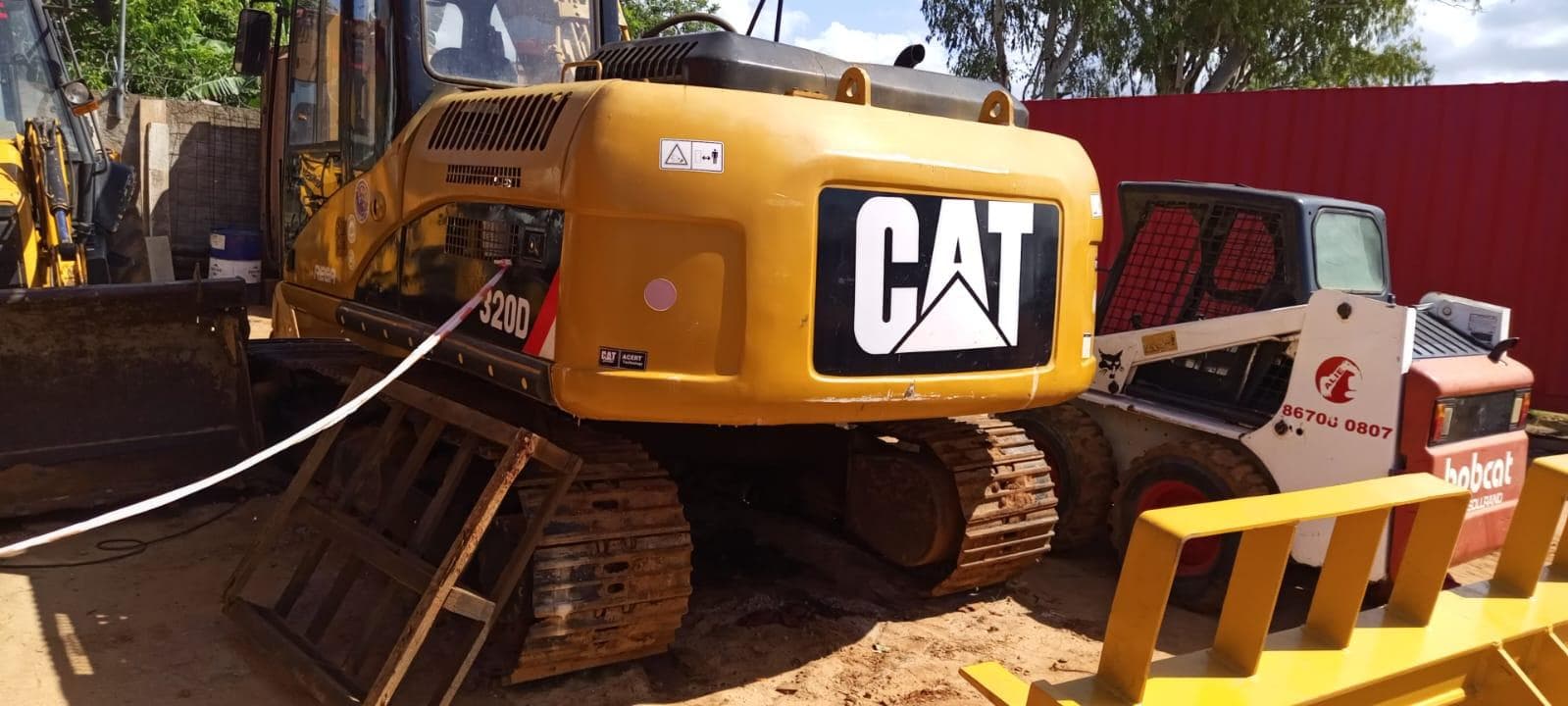 Escavadeira Caterpillar 320D — image 2