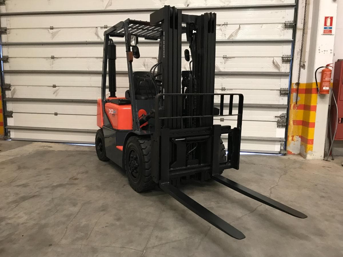 Empilhador Doosan D30GX — imagen 1