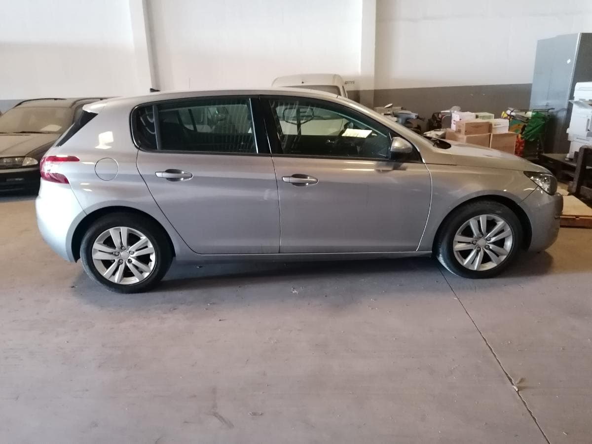 Peugeot 308 1.6 BlueHDI · Ano 2015 — imagen 4