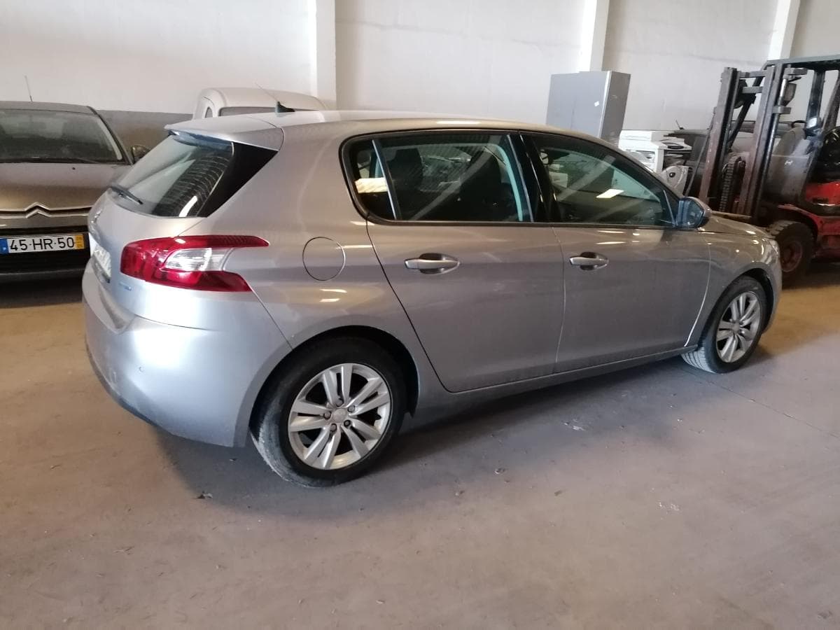 Peugeot 308 1.6 BlueHDI · Ano 2015 — imagen 5