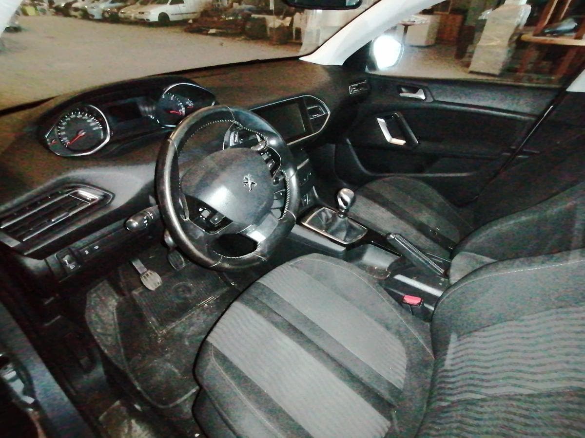Peugeot 308 1.6 BlueHDI · Ano 2015 — imagen 17