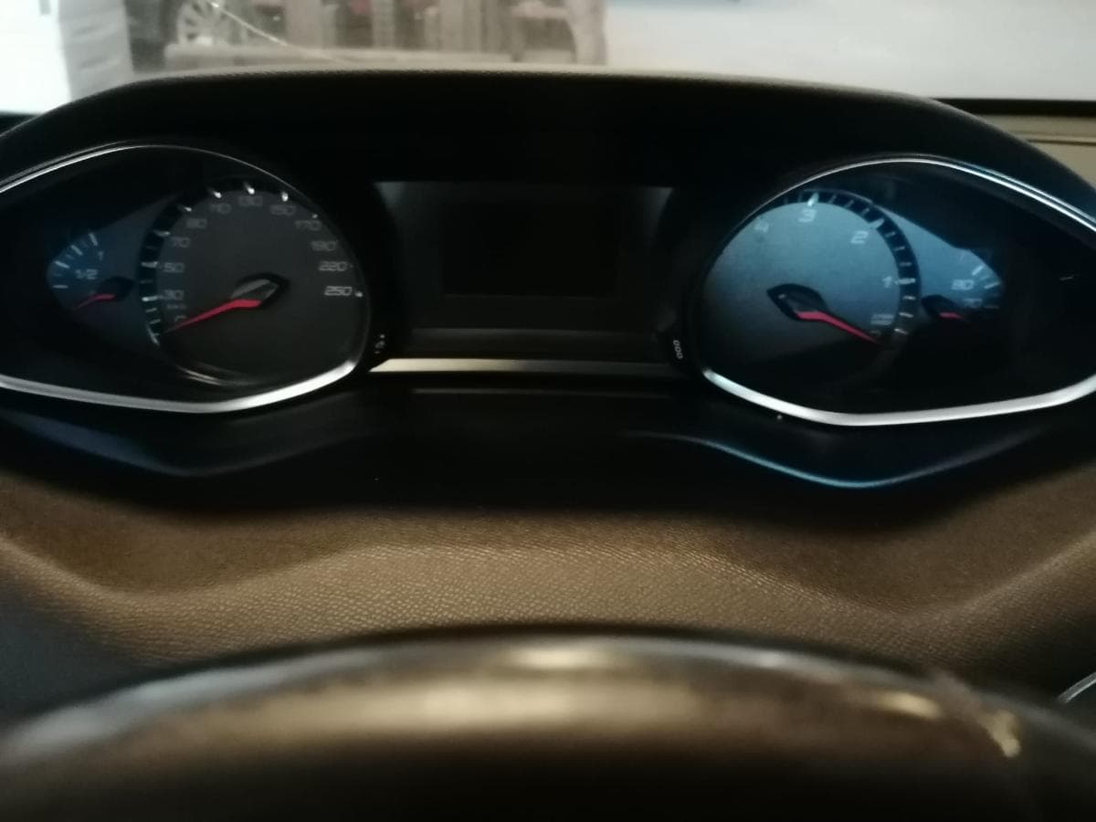 Peugeot 308 1.6 BlueHDI · Ano 2015 — imagen 22