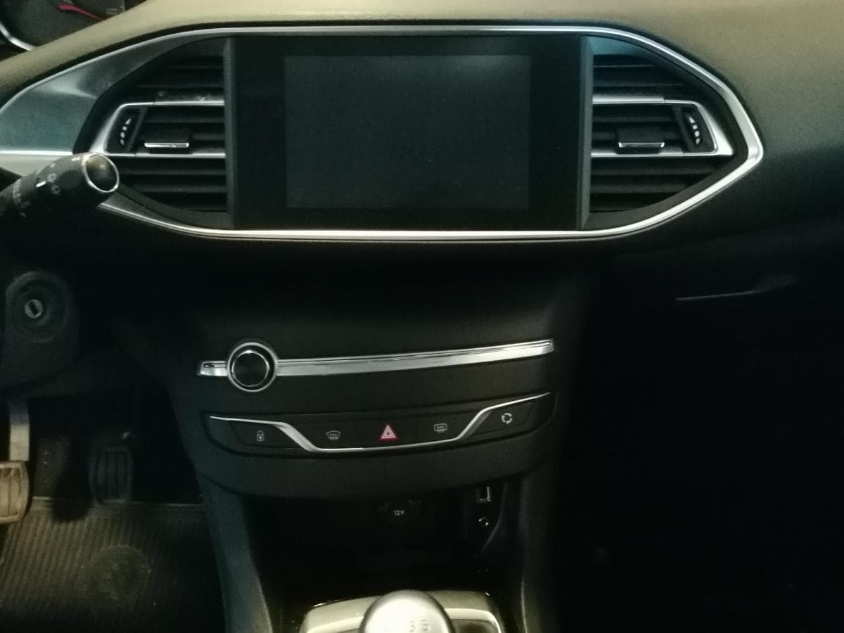 Peugeot 308 1.6 BlueHDI · Ano 2015 — imagen 24
