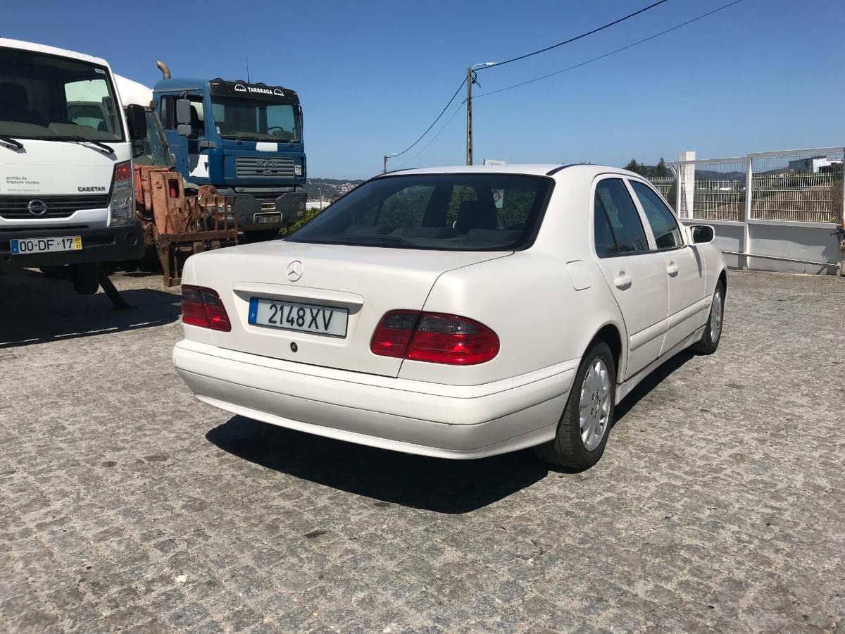 Mercedes-Benz E220 CDI · Ano 2001 — imagem 4