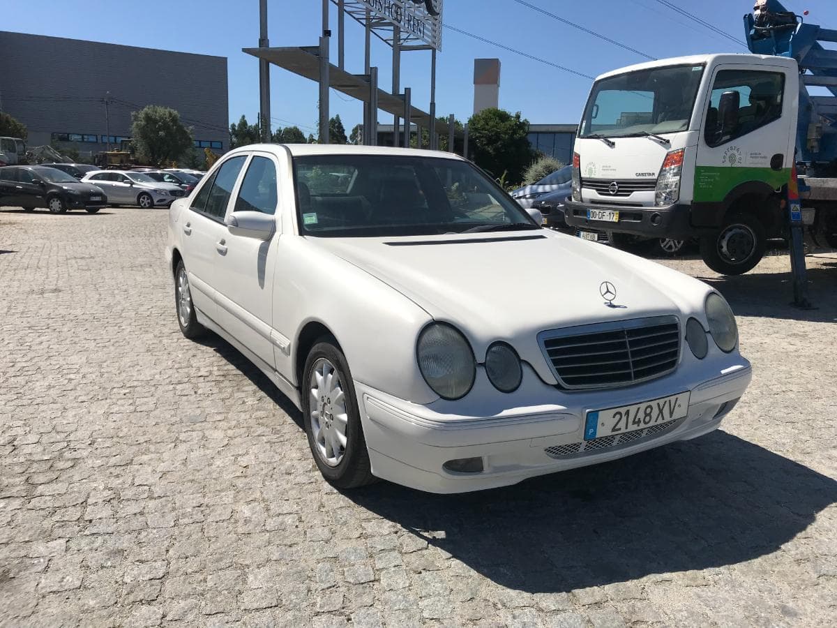 Mercedes-Benz E220 CDI · Ano 2001