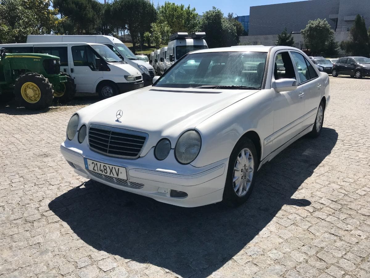 Mercedes-Benz E220 CDI · Ano 2001 — imagem 3