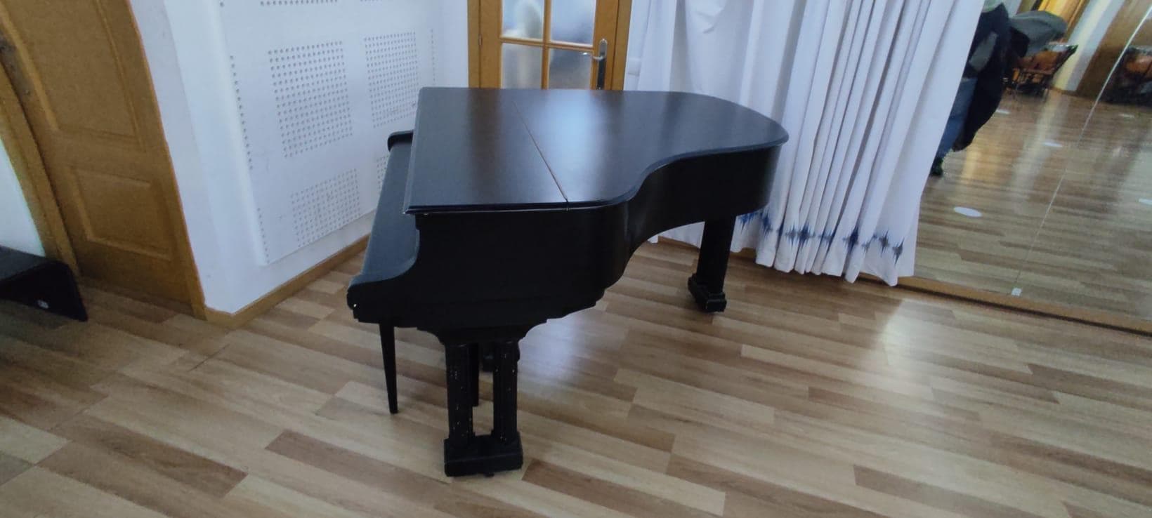 LEILÃO SUSPENSO · Piano de cauda — imagen 2