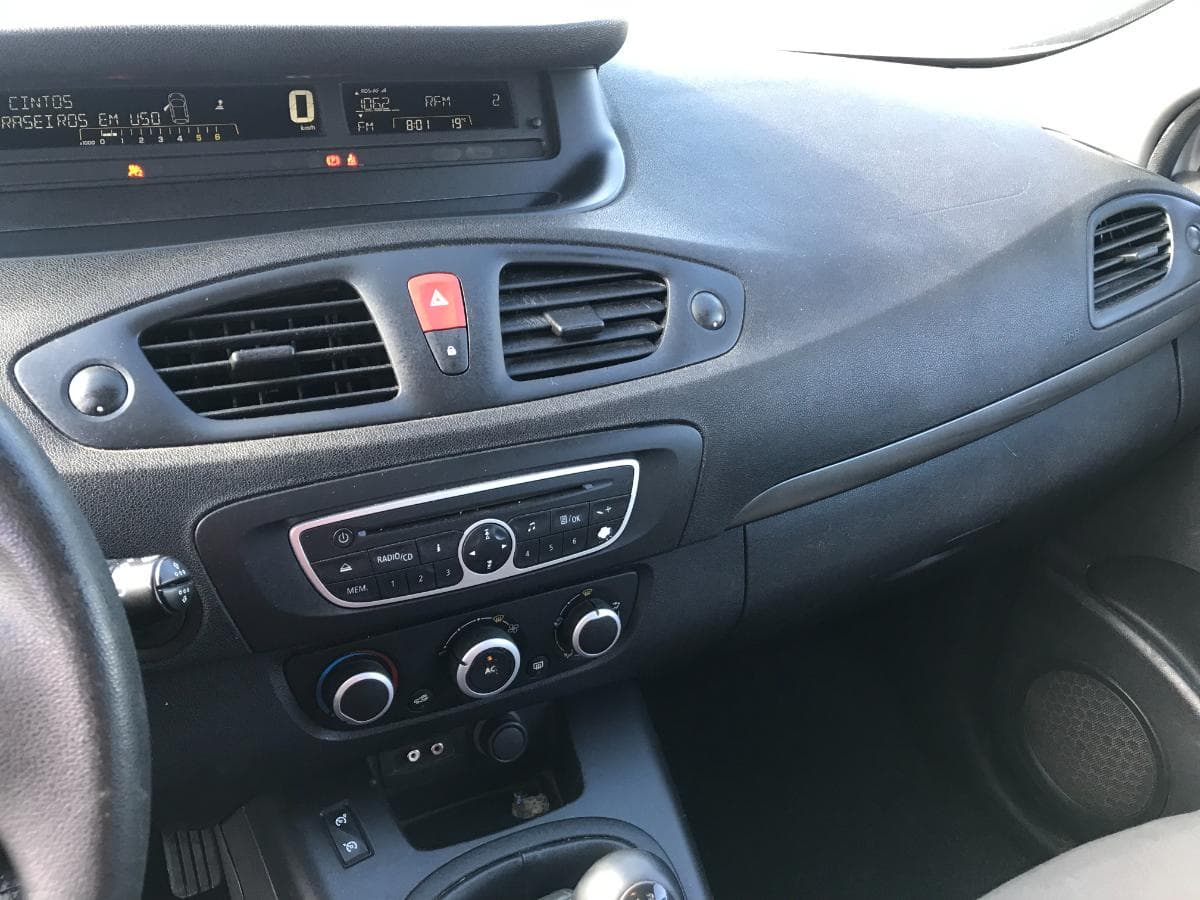 Renault Mégane Scénic 1.5 DCI · Ano 2011 — image 30