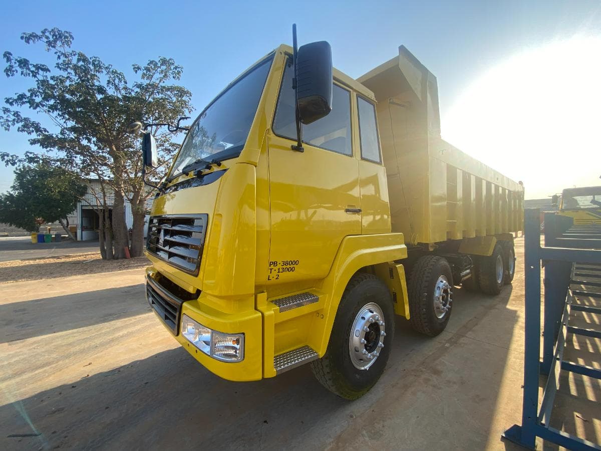 Camião basculante (38 Ton.) · Viana, Luanda. — imagem 1