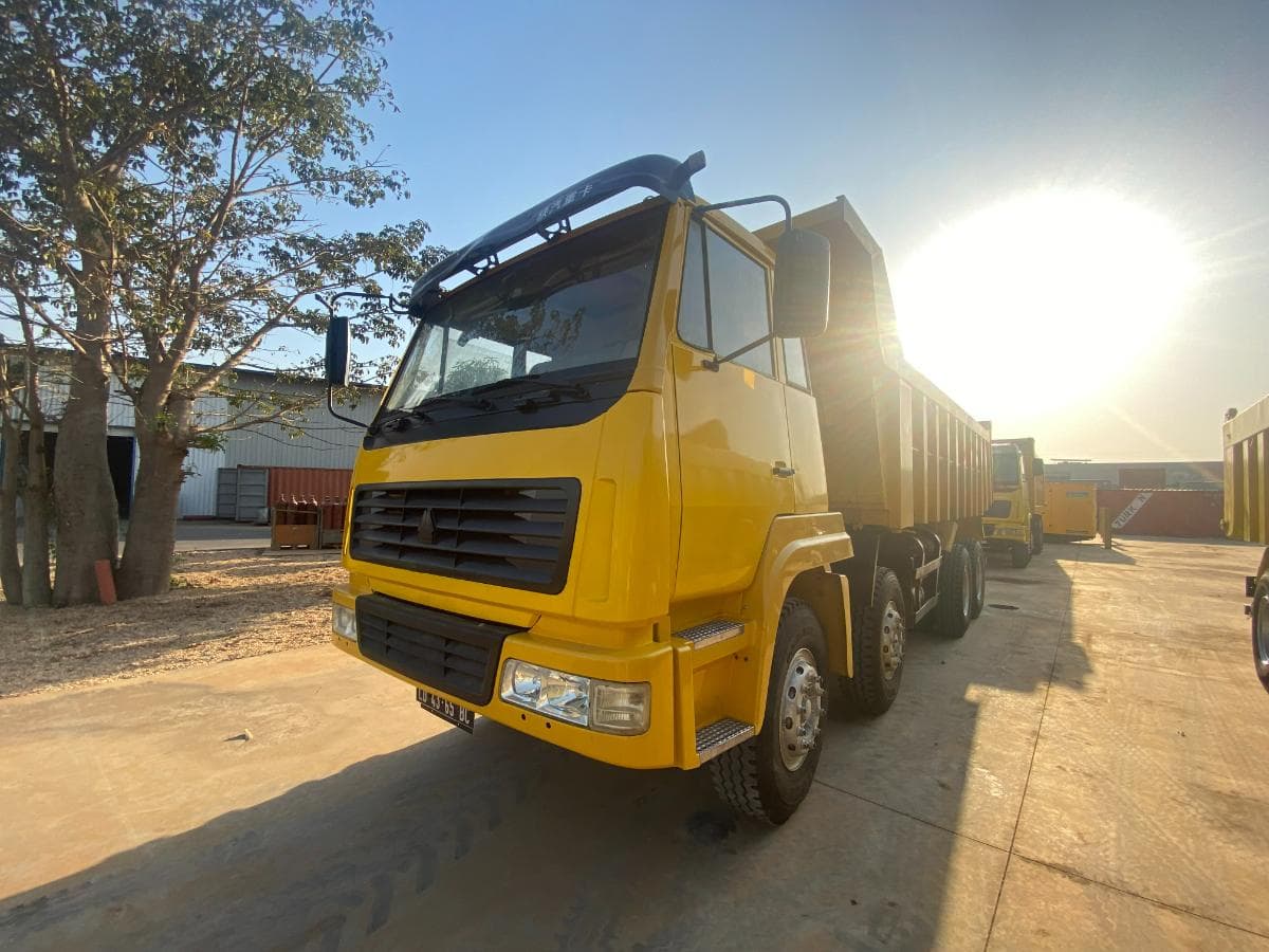 Camião basculante (38 Ton.) · Viana, Luanda. — imagem 1