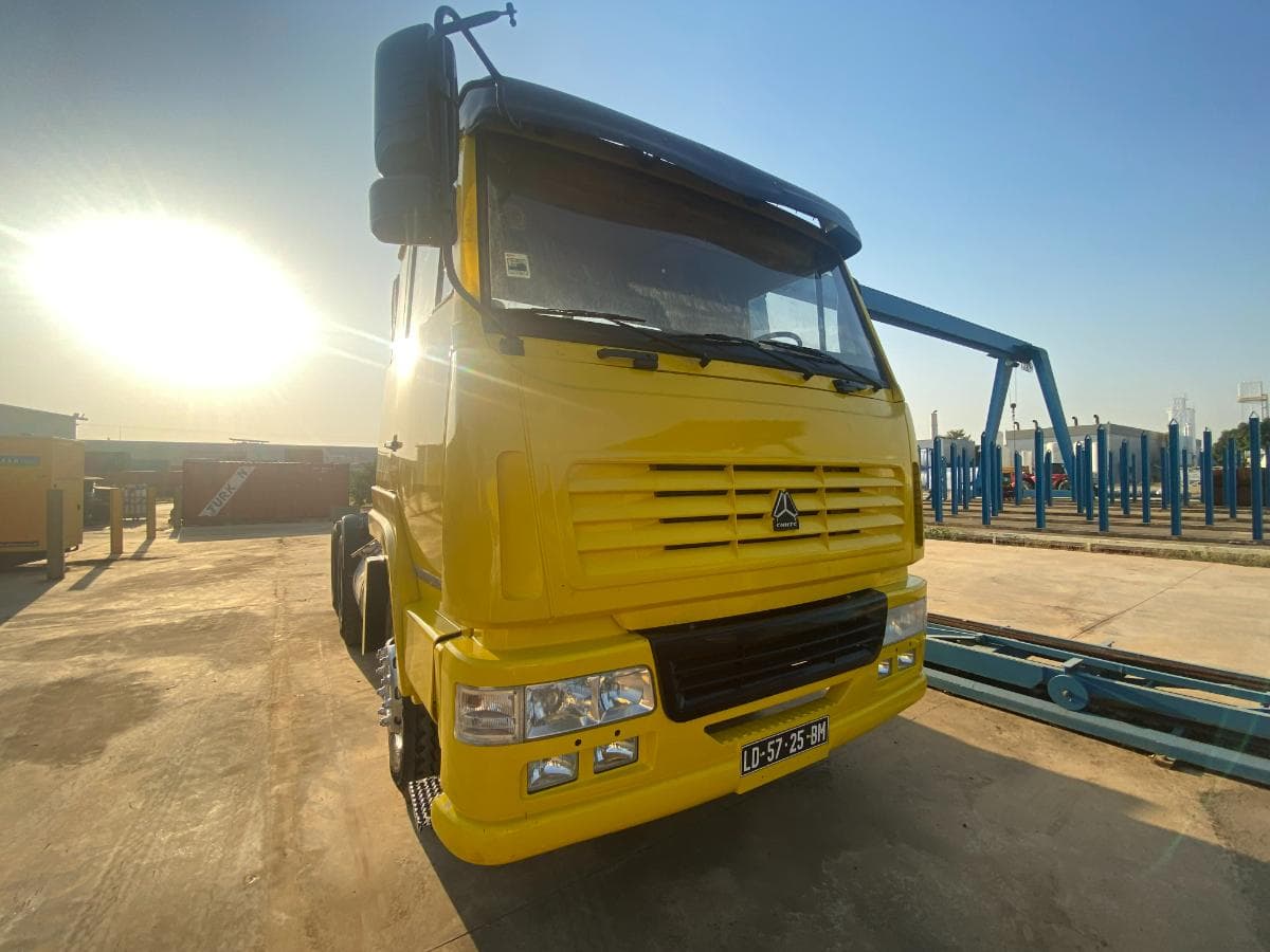 Camião trator (26 Ton.)  · Viana, Luanda. — imagem 3