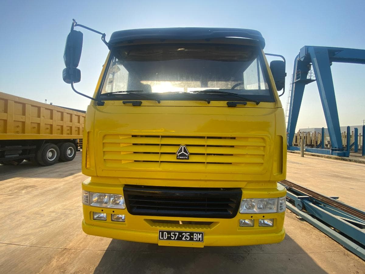 Camião trator (26 Ton.)  · Viana, Luanda. — imagem 2