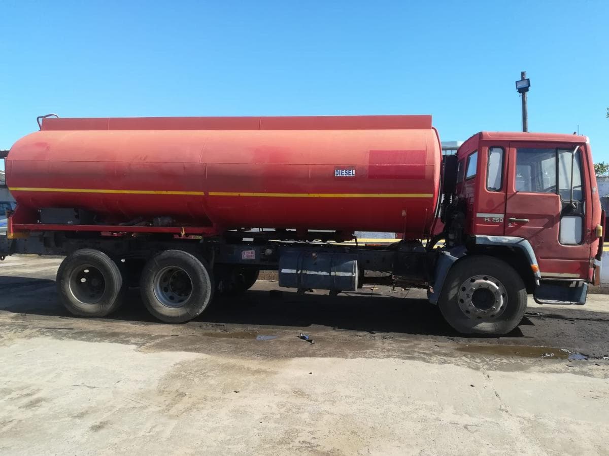 Camião cisterna Volvo · — image 3