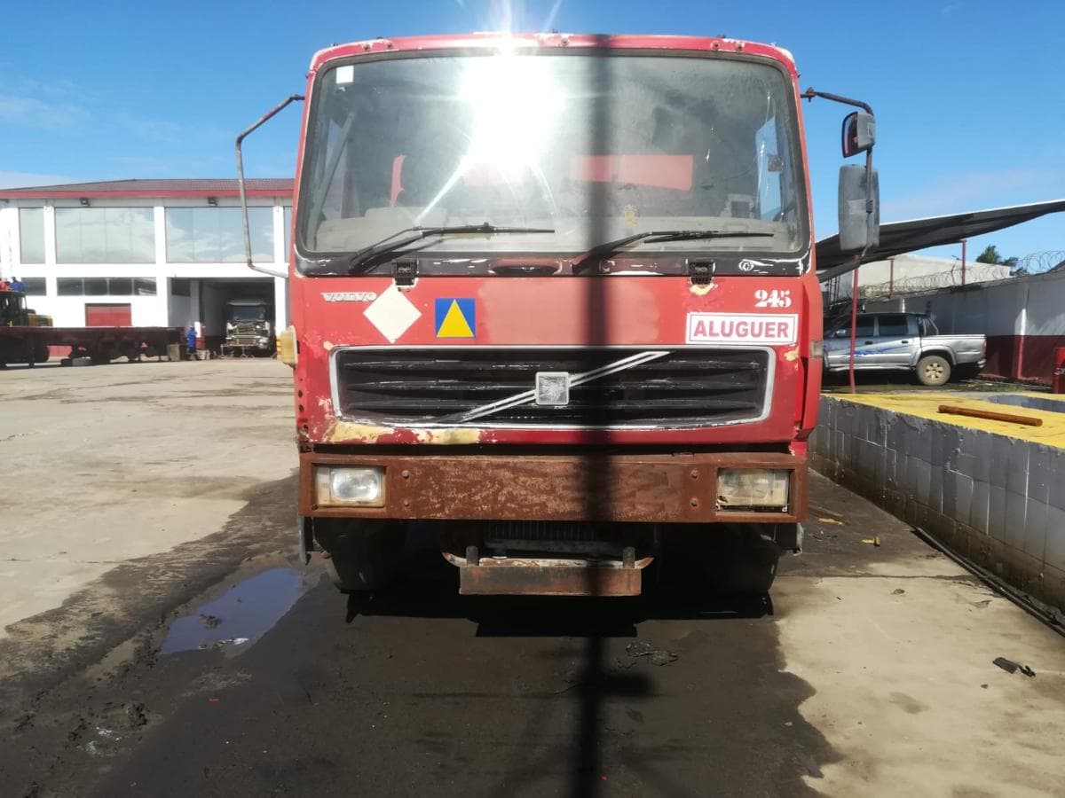 Camião cisterna Volvo ·