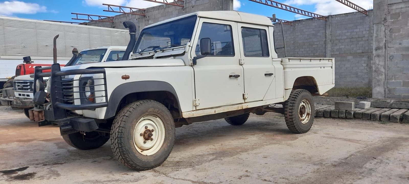 Land Rover Defender ·