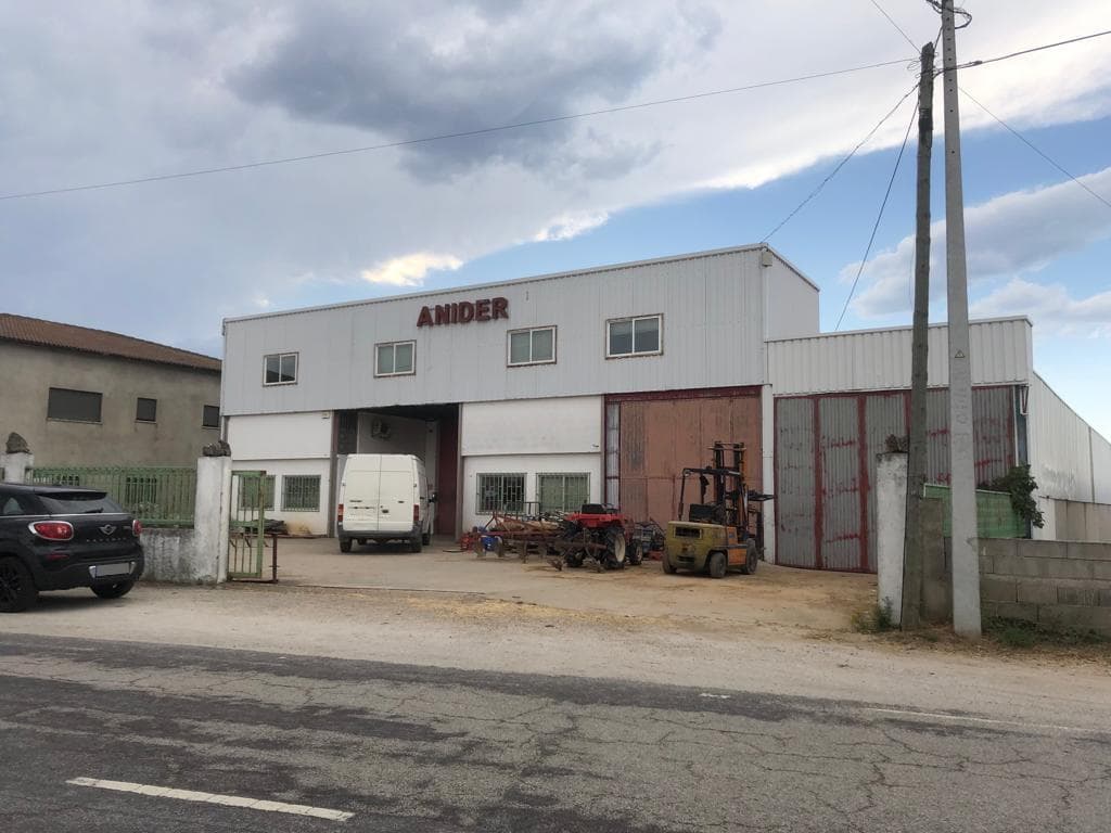Armazém com Logradouro · Miranda do Douro, Bragança — imagem 1