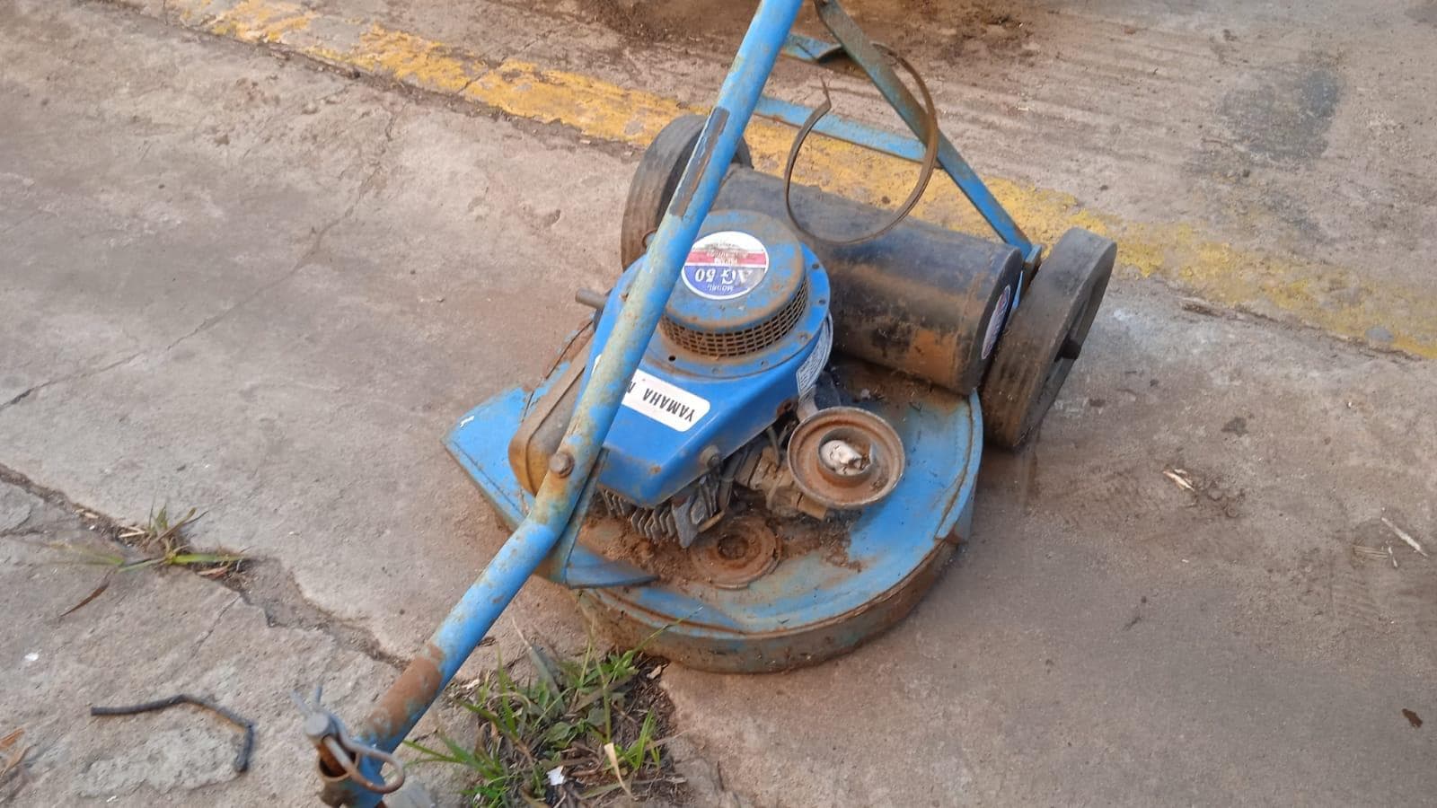 Máquina de cortar relva · — image 2