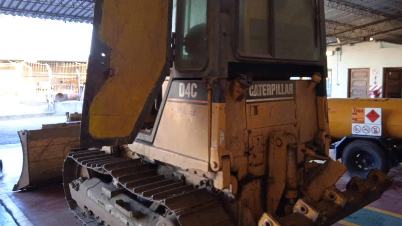 Escavadeira Caterpillar D4 · — imagen 2