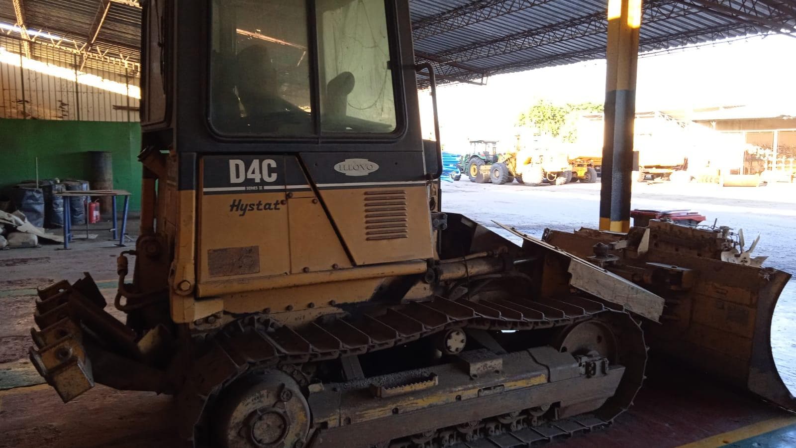 Escavadeira Caterpillar D4 · — imagen 3