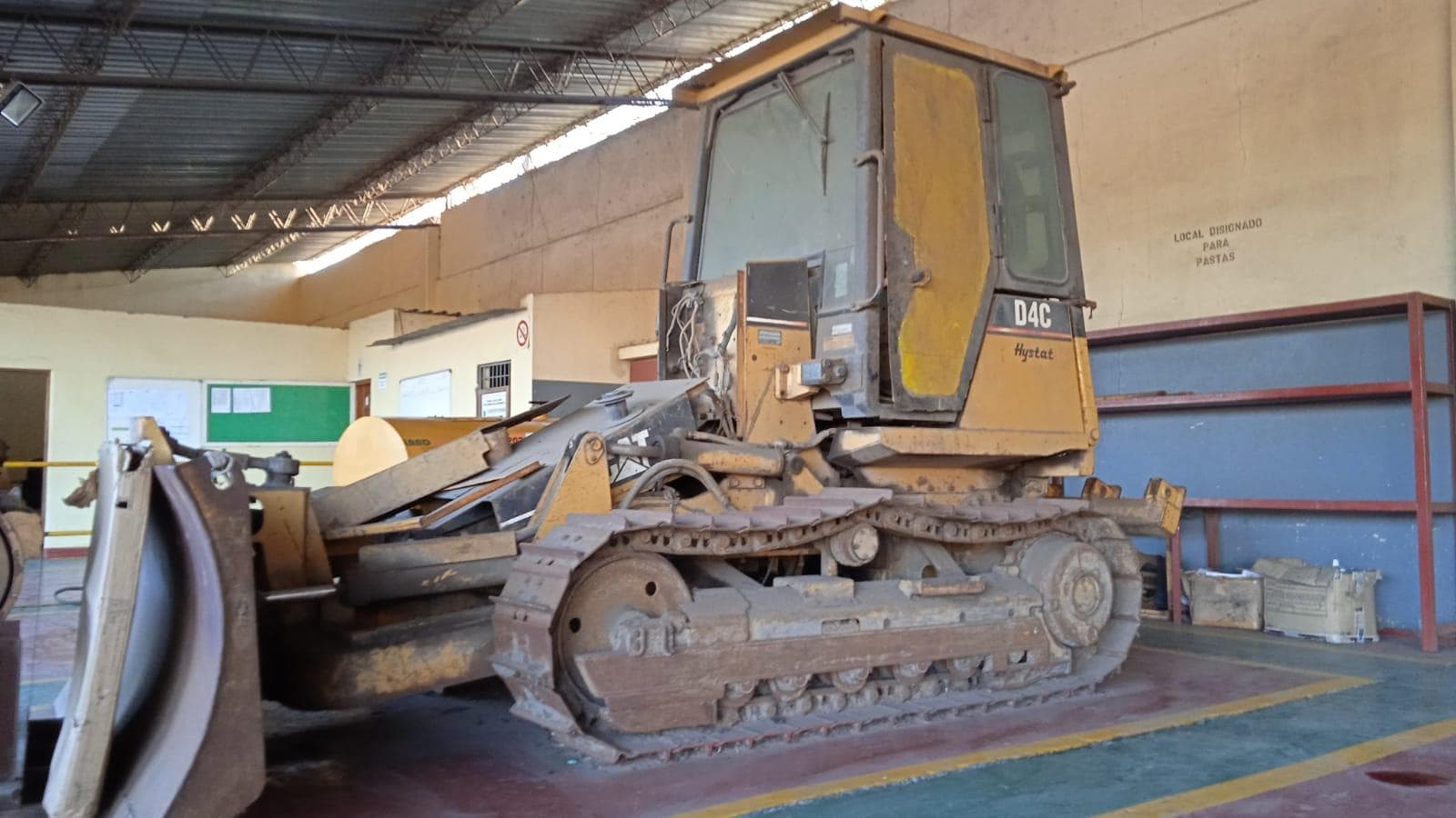 Escavadeira Caterpillar D4 · — imagen 1