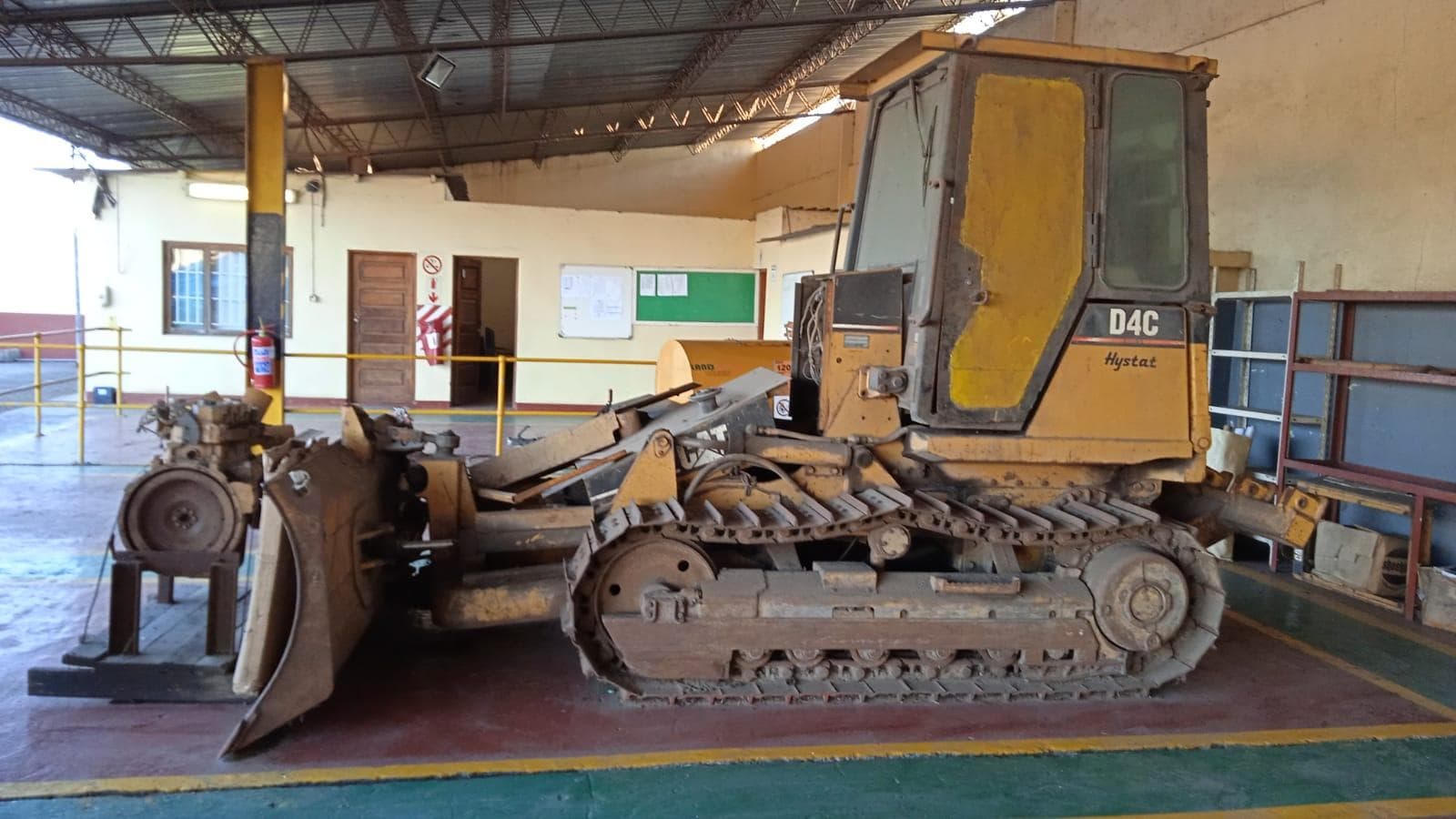 Escavadeira Caterpillar D4 · — imagen 4