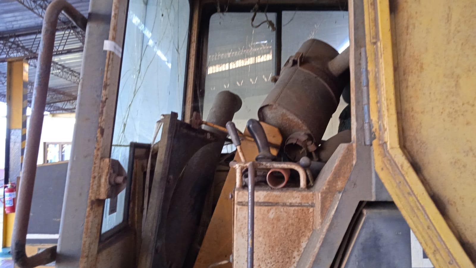 Escavadeira Caterpillar D4 · — imagen 5