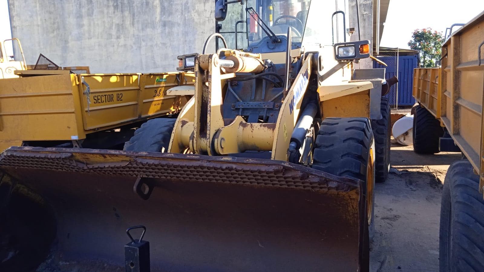 Escavadeira Komatsu WA200 · — imagem 3