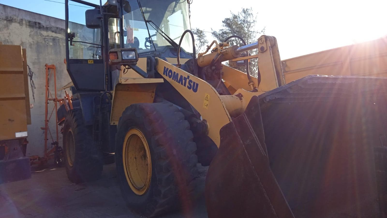 Escavadeira Komatsu WA200 ·