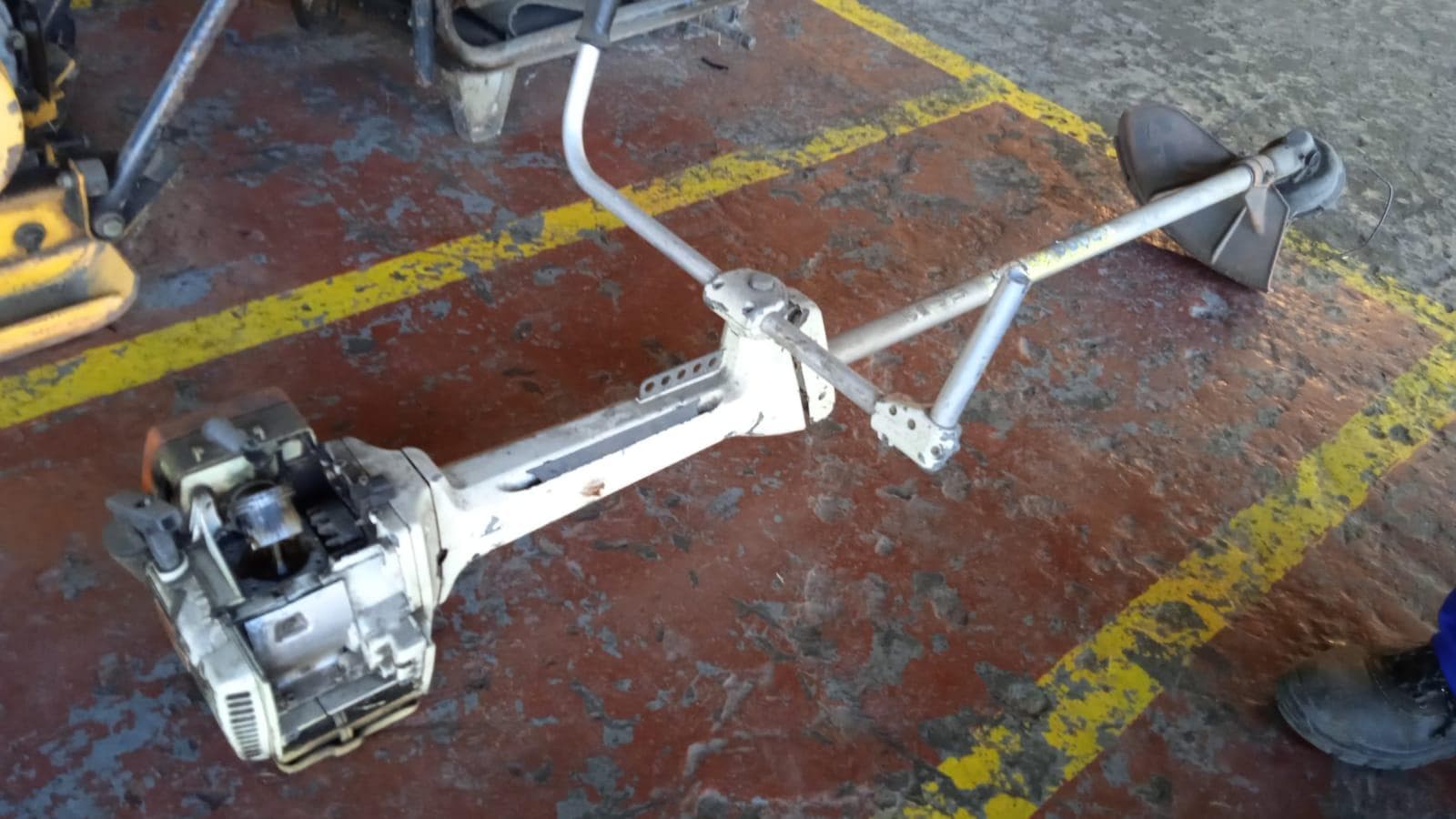 Máquina de cortar relva ·