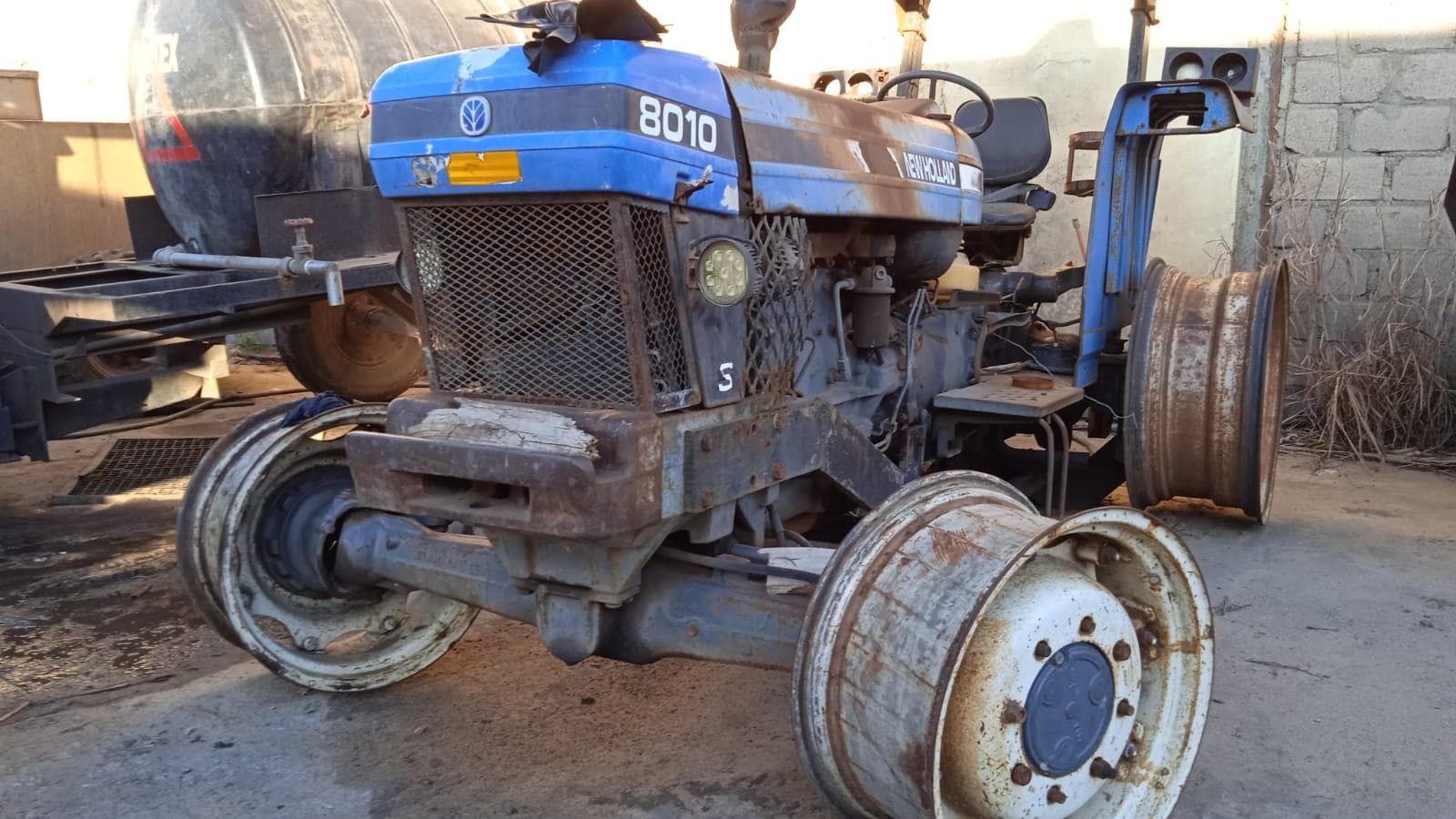 Tractor New Holland 8010S · — image 2