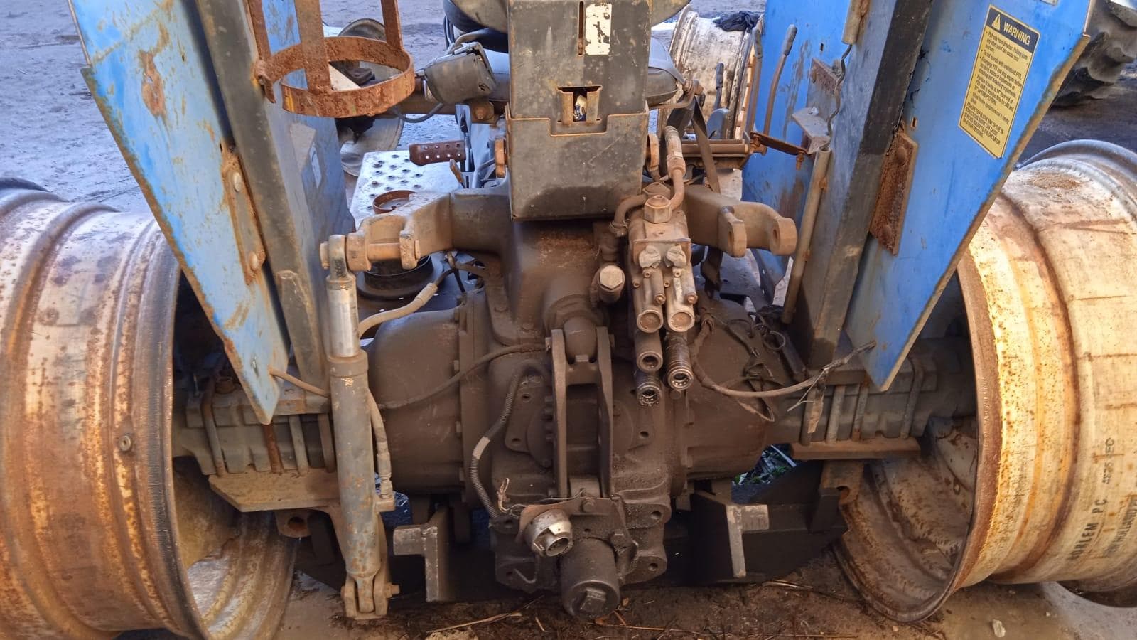 Tractor New Holland 8010S · — image 6